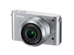 Objektiv na těle Nikon 1 J1