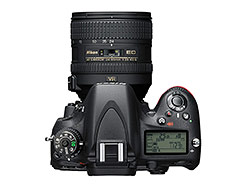 Pohled shora na Nikon D600 a objektiv AF-S 24-85mm f/3,5-4,5 G ED VR