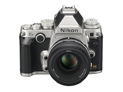 Stříbrná verze Nikon Df
