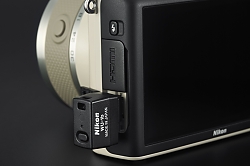 Nikon 1 J3 umožňuje také použití Wi-Fi adaptéru WU-1b