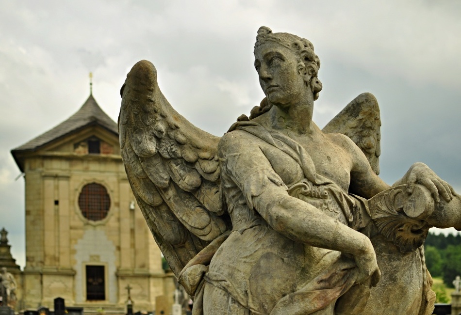 Strážný anděl na barokním hřbitově ve Střílkách