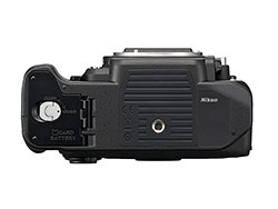 Nikon Df - skvěle vyřešený kryt baterie a paměťové karty