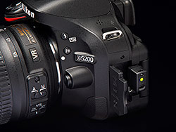 Wi-Fi adaptér Nikon WU-1a na těle Nikon D5200
